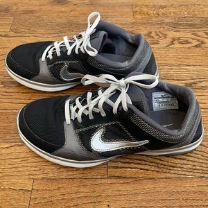 Nike Navy Airmax Sneakers With Silver Metallic Logo